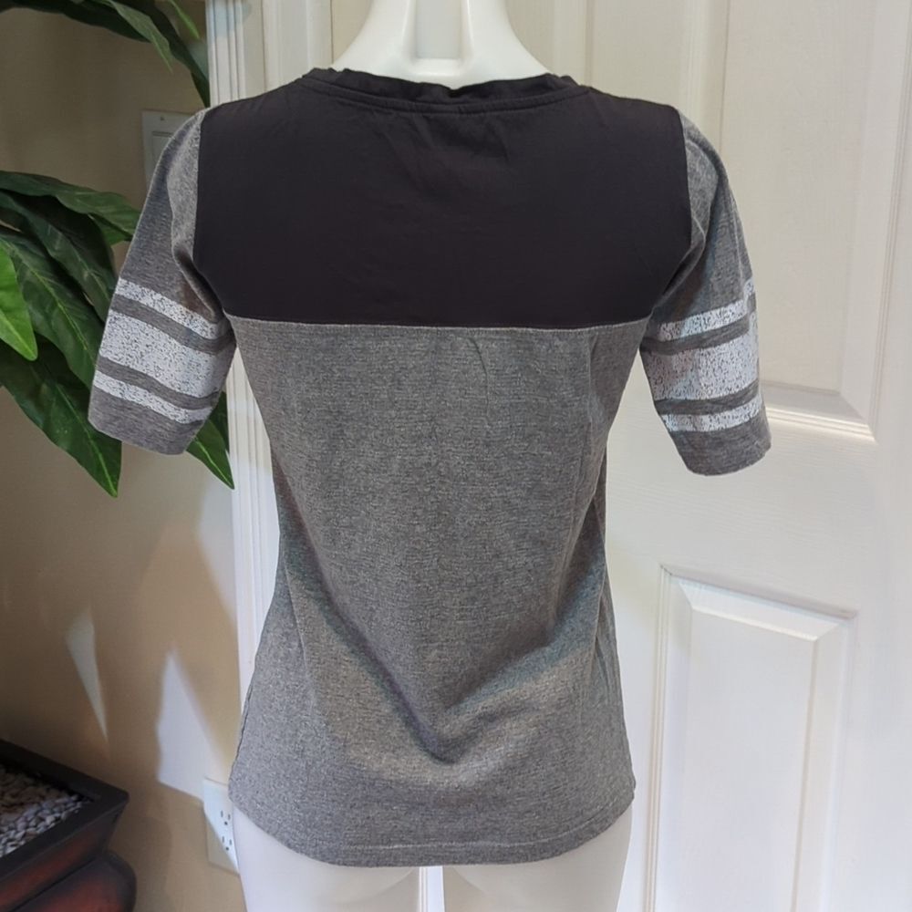 Ouray Sportswear Women's Short Sleeve V-Neck Graphic Tee Size Small - Picture 4 of 5